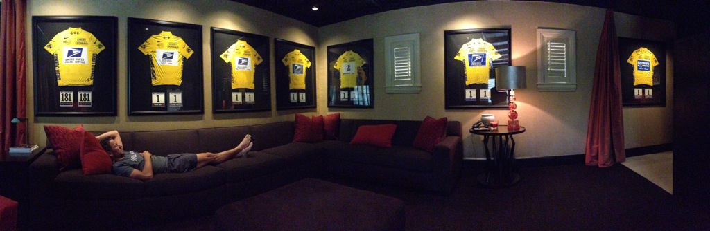 Lance Armstrong avec ses 7 maillots jaunes (photo Twitter)