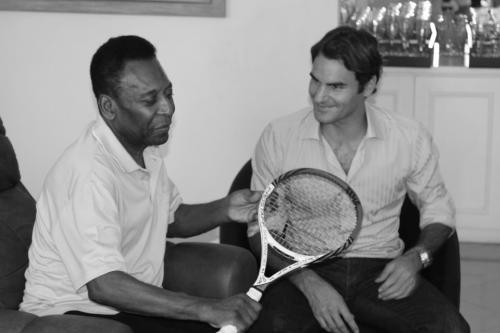 Roger Federer offre une raquette à Pelé
