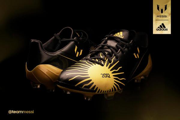 Les chaussures de Lionel Messi spécial ballon d'or