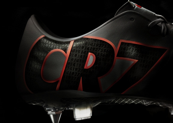Nike conçoit une paire de crampons noire, sobre et classique