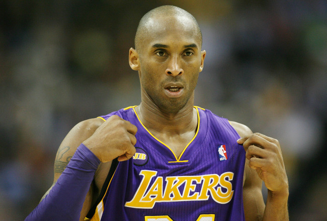 Kobe Bryant porte le maillot des Los Angeles Lakers
