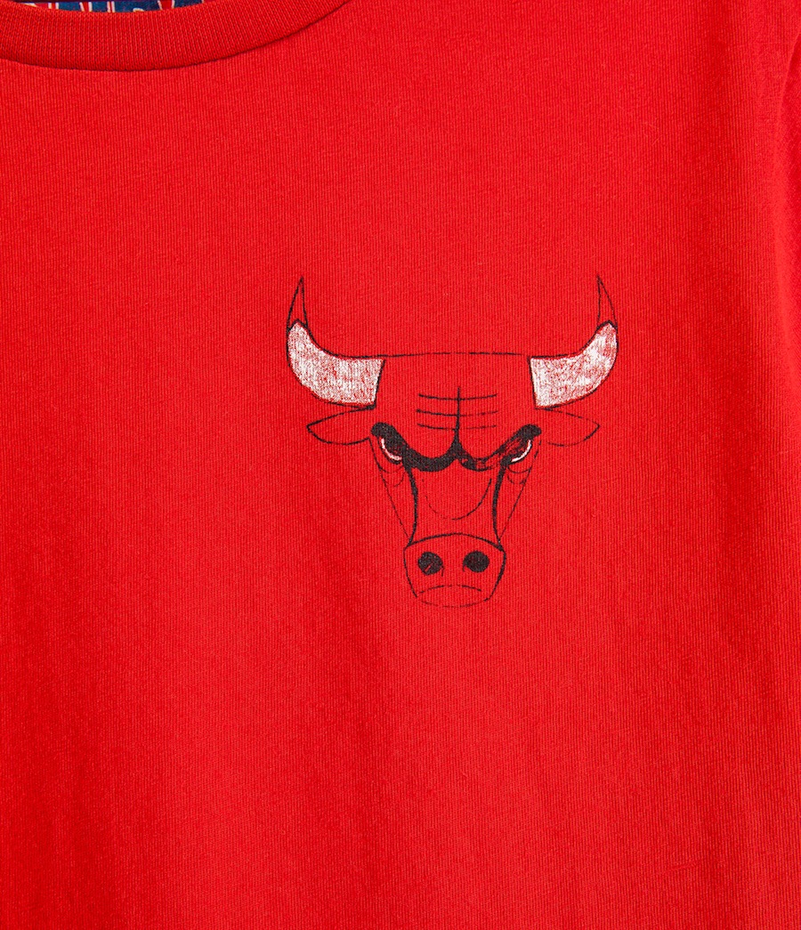 Zoom sur le logo des Chicago Bulls présent sur le T-shirt Zara