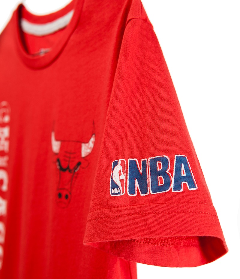 Zoom sur le logo NBA du T-shirt Zara des Chicago Bulls