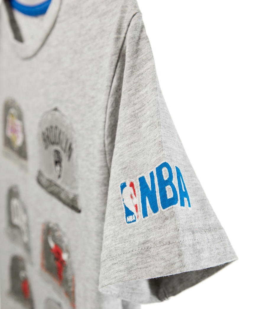 Zoom sur le logo NBA du T-shirt Zara