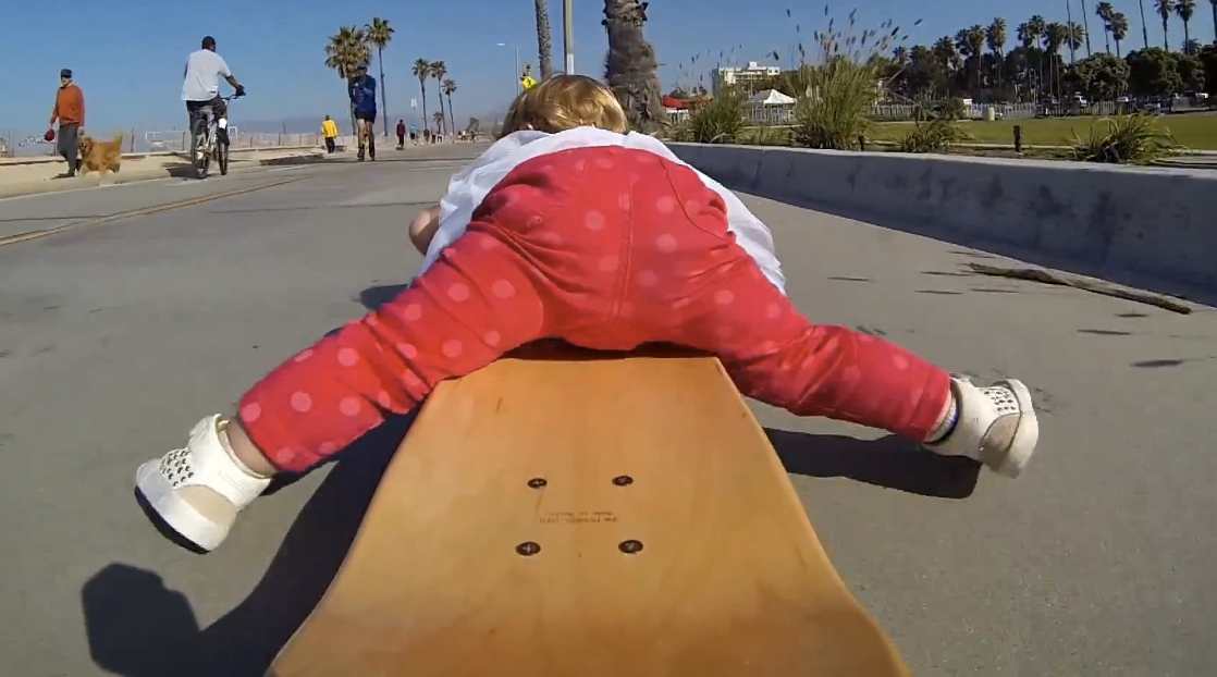 Ava, un baby qui fait du skateboard avec une caméra GoPro