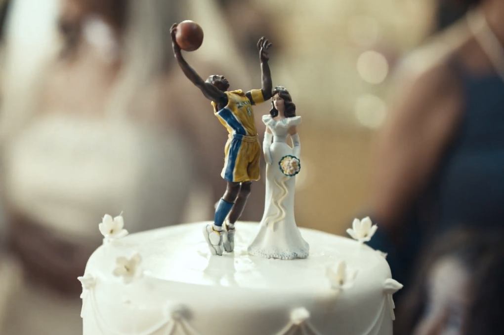 Forever Kobe, statuette dans un gâteau de mariage