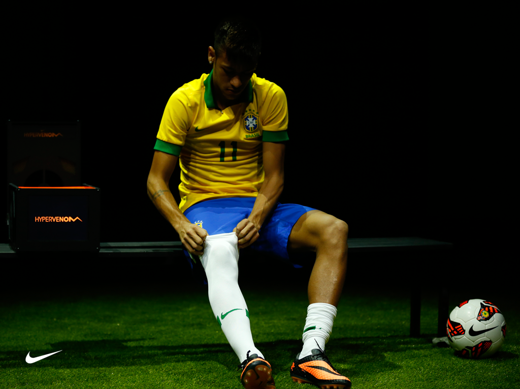 Neymar, alias Nrj92 sur Twitter, chausse les nouvelles Nike Hypervenom et la tenue nationale du Brésil