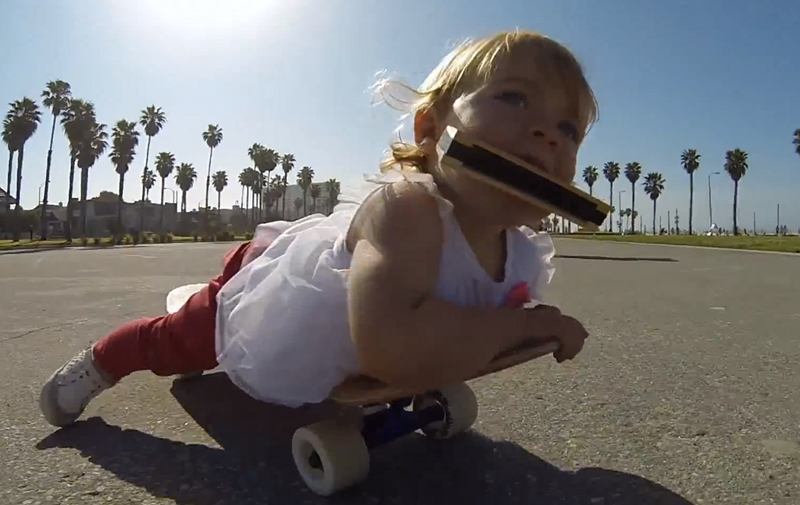 Ava, un baby qui fait du skateboard, joue de l'harmonica et utilise une caméra GoPro