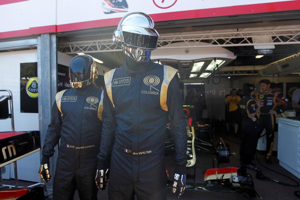 Les Daft Punk sortent du Stand Lotus au Grand Prix de Monaco