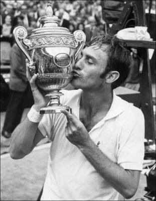 John Newcombe, dernier Britannique à avoir embrassé le trophée de Wimbledon