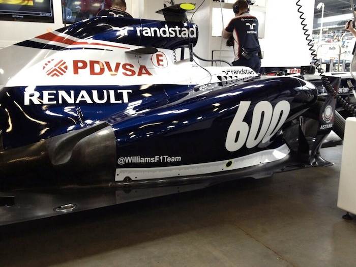 Compte Twitter affiché sur la Williams 600 du Williams F1 Team