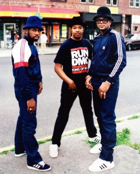 Les Run DMC habillés en Adidas. Photo prise en 1986 dans le Queens.
