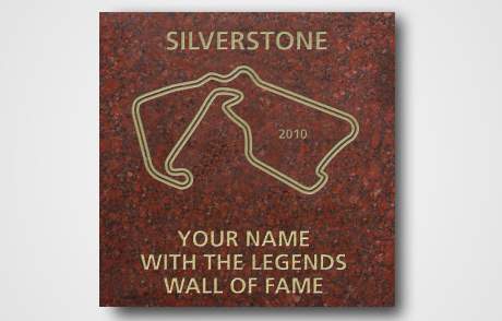 pierre gravée sur le hall of fame de silverstone