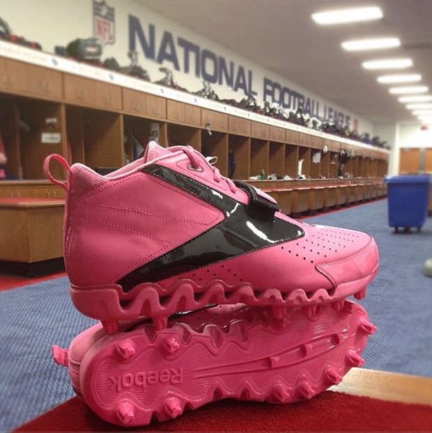 chaussures roses que portent les joueurs de la NFL pour la lutte contre le cancer du sein