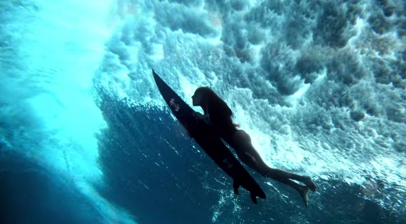 Gisele Bündchen sous l'eau avec son surf Chanel dans la dernière campagne pour la marque de haute-couture