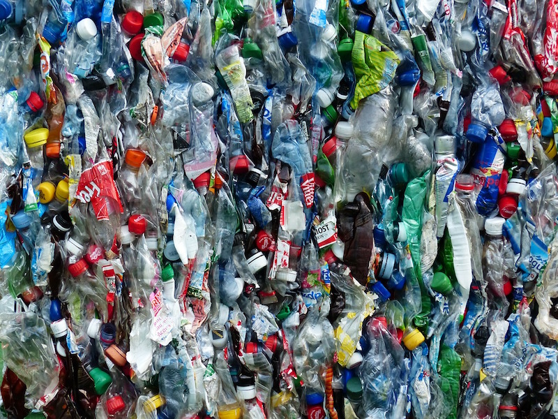 Chaque jour, le monde jette 200 millions de bouteilles en plastique. On arrête quand ?