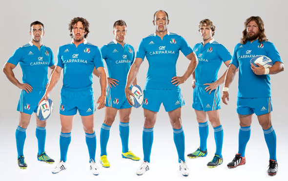 Sergio Parisse et ses coéquipiers arborent le maillot de rugby Adidas bleu