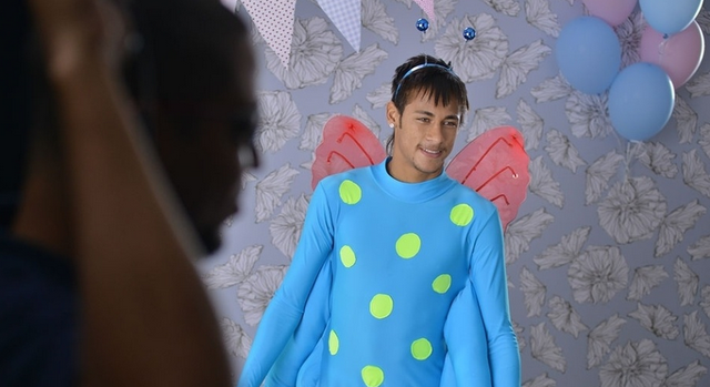 Neymar déguisé en papillon