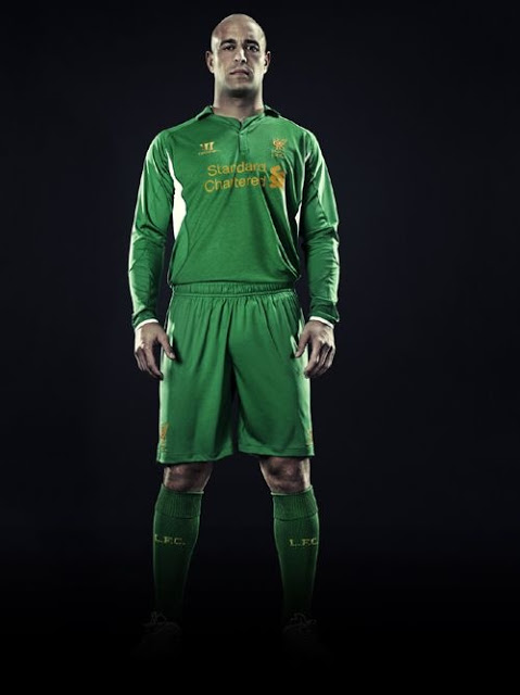 Pepe Reina porte le nouveau maillot de Liverpool
