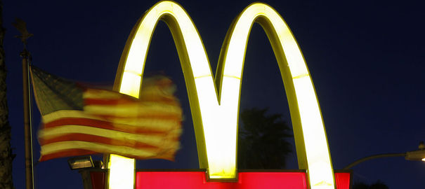 photo de l'enseigne mcdonald's et du drapeau des états-unis