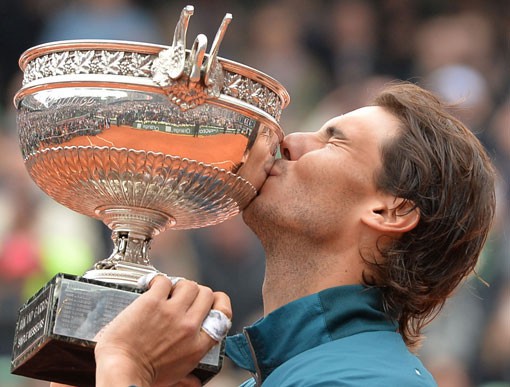 Roland Garros 2013 : Rafael Nadal fait un bisou à son 8e trophée