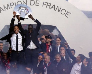 Les joueurs du psg soulèvent le trophée de Ligue 1