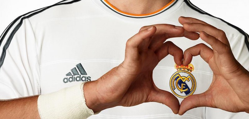 Gareth Bale fait un coeur sur l'écusson du maillot du Real Madrid
