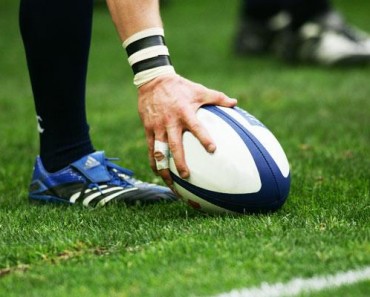 ballon de rugby posé sur l'herbe