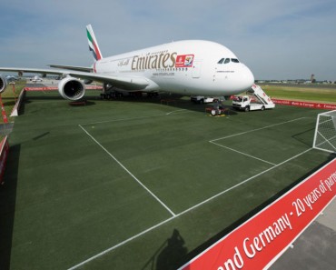 un avion Emirates sur une pelouse synthétique