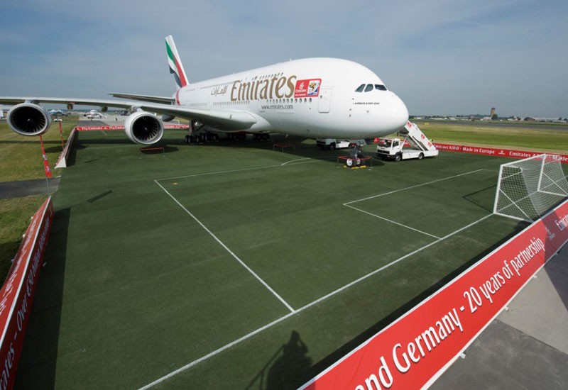 un avion Emirates sur une pelouse synthétique