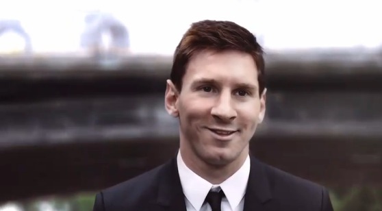 Lionel Messi en costume cravate pour Samsung